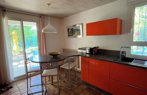 Pierrevert House | Large Provencal house with swimming pool