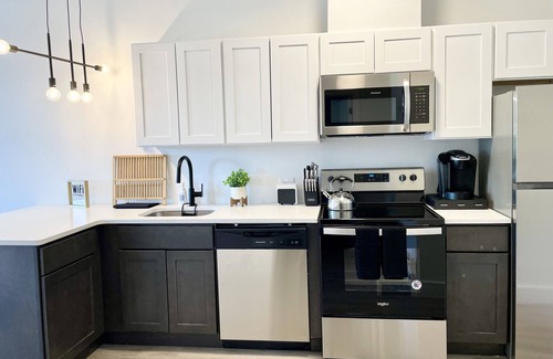 Elizabeth Apartment | Large Queen Studio-mins to NYC, EWR,PRU,NJPAC,Dwntwn Newark, MetLife