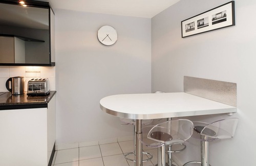 8th Arrondissement Apartment | Large & quiet 2 BD 2 BTH, elevator, in Madeleine near the Opera, insurance incl.