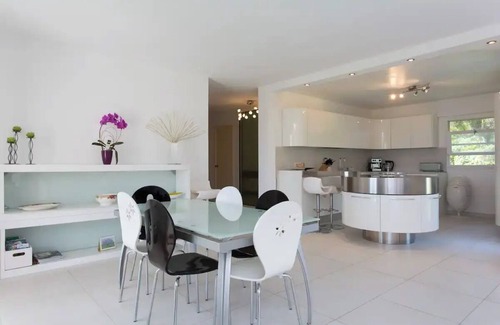 Golfe Juan Villa | Large, quiet Californian villa by the sea