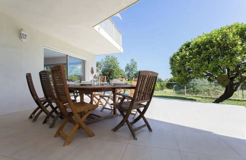 Golfe Juan Villa | Large, quiet Californian villa by the sea