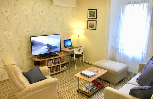 Old Town Apartment | Large-quiet-safe Apt Blue in Heart of Old town -AC+DRYER+Blackout Shutters+WIFI!