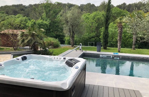 Saint-Clement-de-Riviere Villa | Large, renovated architect-designed property, 6 bdr, 6 bathrooms,heated pool,spa