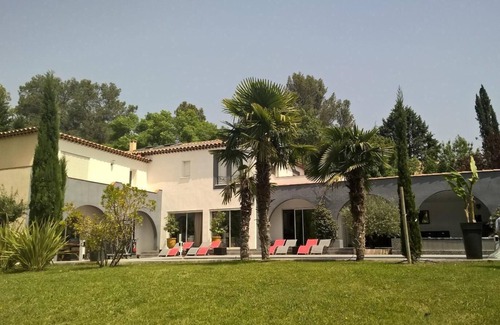 Saint-Clement-de-Riviere Villa | Large, renovated architect-designed property, 6 bdr, 6 bathrooms,heated pool,spa