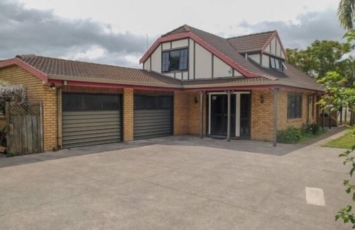 Tauranga House | Large, Relaxed Matua Home