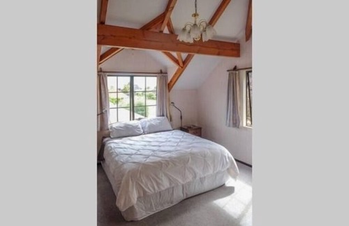 Tauranga House | Large, Relaxed Matua Home