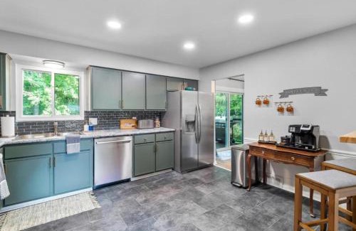 Northwest Akron House | Large Remodeled 4 Bed 3 Bath Secluded With Hot Tub