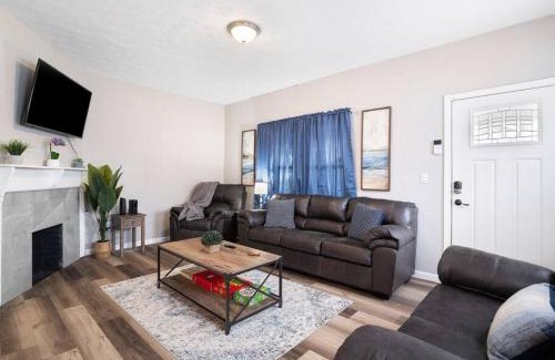 Detroit - Shoreway House | Large Remodeled 4 Bedroom Only 7 Minutes to Downtown