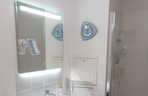 Le Kremlin-Bicetre Apartment | Large room with garden, near Paris center