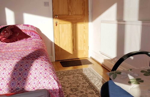 Glastonbury House | Large Single Room Landscape Views 5 Minutes Walk To Town Centre