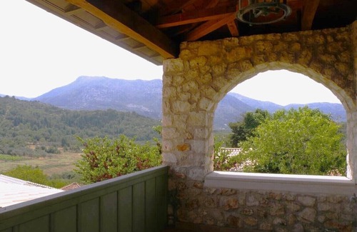 Spanokhorion House | Large stonehouse