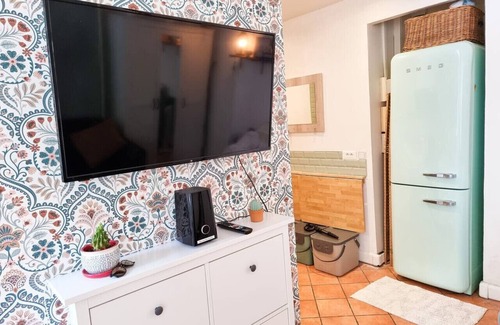 Suresnes Apartment | Large studio with terrace 15 minutes from Paris-La Défense