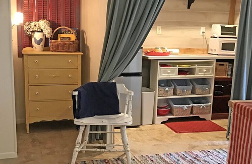 Paluxy House | Large, Stunning & Cheery Private Farmhouse Style Apartment with King Bed & Patio
