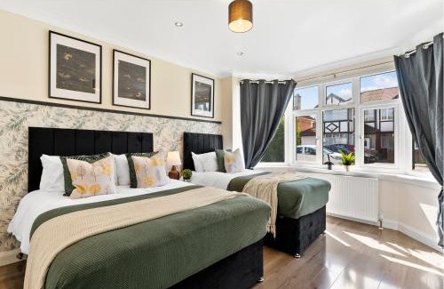 Sudbury House | Large Stylish 6 bedroom in Wembley - Parking