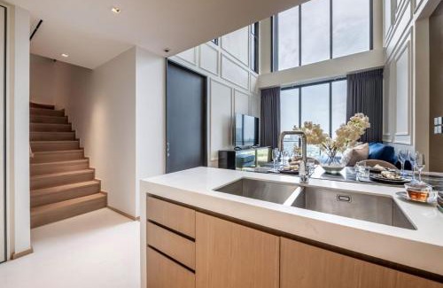 Khlong Tan Apartment | Large Super Luxury 2 bedroom Phrom Phrong Central Bangkok sleeps 6