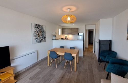 Saint-Cyr-sur-Mer Apartment | Large T2 + cabin (50m²) renovated 4 to 5 people on the seafront with parking