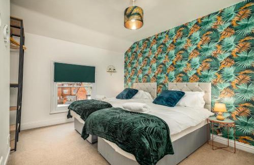 Northampton Apartment | LARGE Town Centre Townhouse for Work and Leisure inc Private Parking