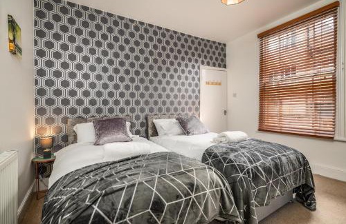 Northampton Apartment | LARGE Town Centre Townhouse for Work and Leisure inc Private Parking