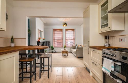 Northampton Apartment | LARGE Town Centre Townhouse for Work and Leisure inc Private Parking