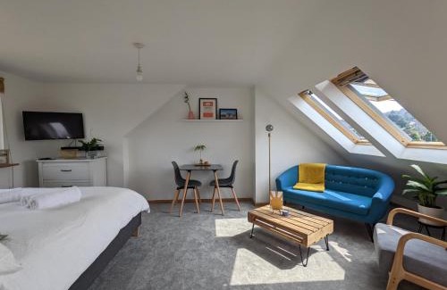 Brighton House | *Large Unique Retro Private Attic & Bathroom*