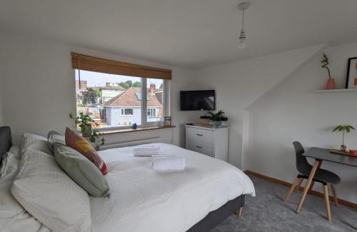 Brighton House | *Large Unique Retro Private Attic & Bathroom*
