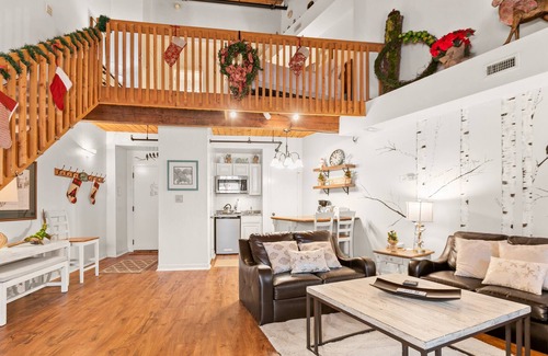 Wintergreen Condo | Large update Mountain Inn lodge room close to restaurants and slopes.