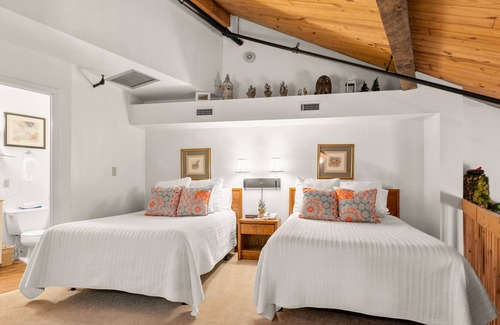 Wintergreen Condo | Large update Mountain Inn lodge room close to restaurants and slopes.