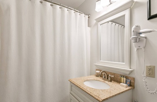 Wintergreen Condo | Large update Mountain Inn lodge room close to restaurants and slopes.