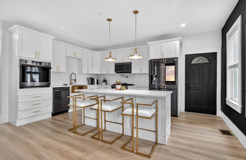 Southern Mattapan Condo | Large victorian home 15 mins from downtown lots of local restaurants and bars
