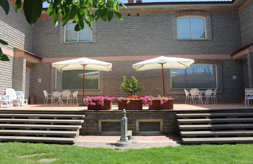 Monterosi Villa | Large villa with garden in center of town between lake and golf- Vallelunga