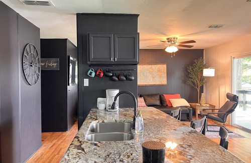 Flint House | LARGE WATERFRONT+Private Boat Dock for your boat, Fishing, Remodeled+4 Kayaks!