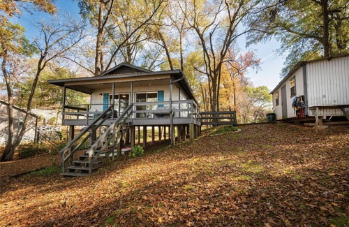 Flint House | LARGE WATERFRONT+Private Boat Dock for your boat, Fishing, Remodeled+4 Kayaks!