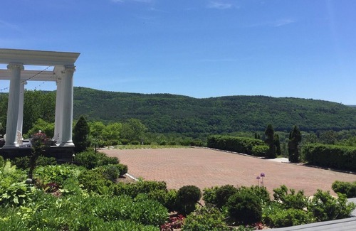 Windsor House | Largest Colonial Revival Mansion less than 15 minutes to Woodstock