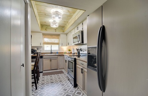 Largo Cottage | Largo Vacation Rental Home w/Large Yard!