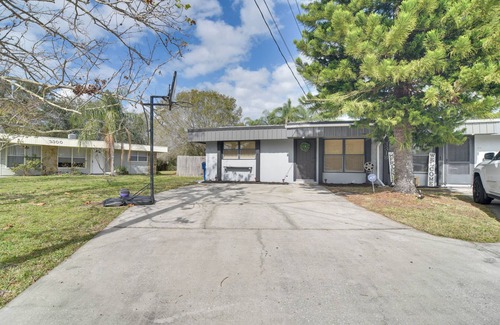 Largo Cottage | Largo Vacation Rental Home w/Large Yard!