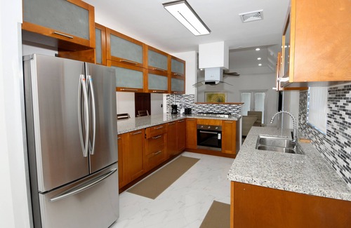 Nassau House | Las Casitas near the Airport, Beaches, Shops, Resturants, and scuba diving.