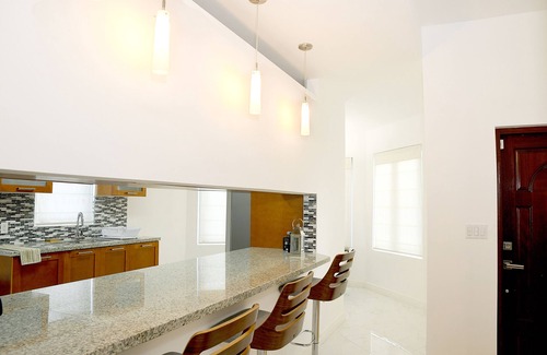 Nassau House | Las Casitas near the Airport, Beaches, Shops, Resturants, and scuba diving.