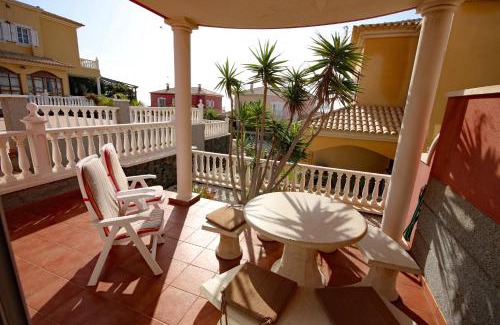Arenas del Mar Villa | LAS DUNAS 2 by RENTMEDANO Pretty 2 bedroom villa, ocean views, pool and WiFi