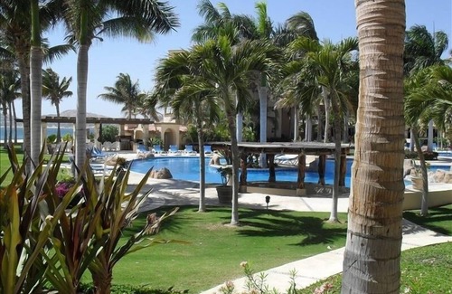 Zona Hotelera Condo | Las Mananitas-2BR-1900 Sq Ft Grnd Floor 30 Steps to the Beach