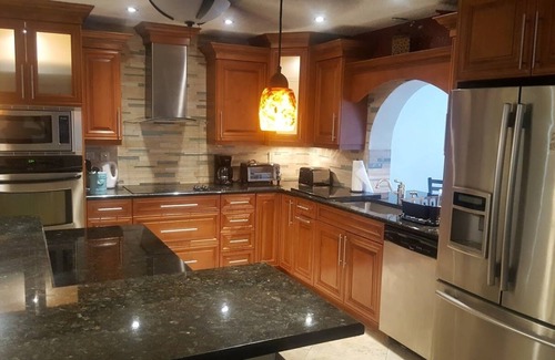 Kendale Lakes House | Las Palmas Miami - Gorgeous Waterfront Home, Heated Pool, Tiki, Billiards