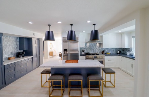 Rancho Oakey House | Las Vegas Large Home 6bed/5bath w/Pickeball/Pool/Golf/Basketball/VolleyBall !