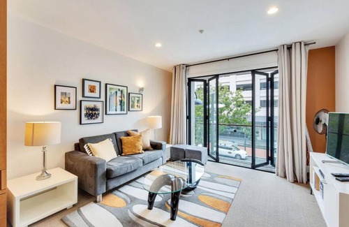 Auckland Central Business District Apartment | Latitude Apt - Viaduct - SkyTower View - Parking