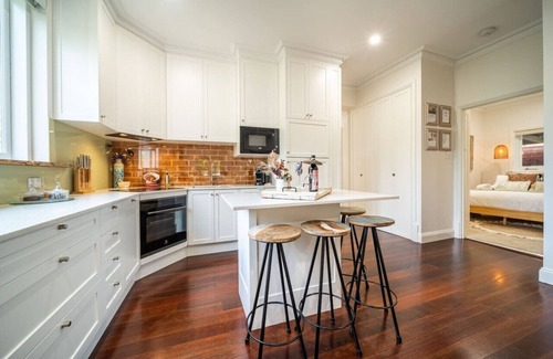 McLaren Vale Cottage | Laurant's Cottage~cute & cosy rustic entertainer