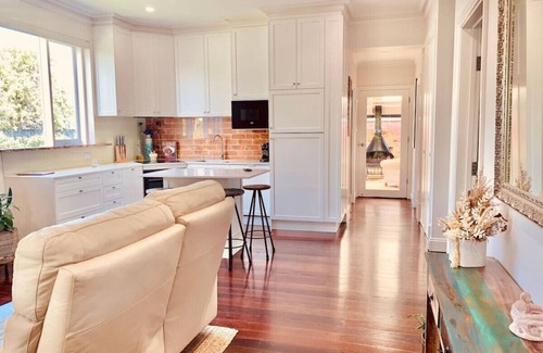 McLaren Vale Cottage | Laurant's Cottage~cute & cosy rustic entertainer