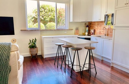 McLaren Vale Cottage | Laurant's Cottage~cute & cosy rustic entertainer