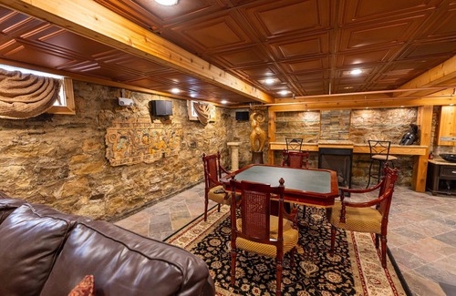 Connellsville Apartment | LAUREL HIGHLANDS GEM~ FALLINGWATER/OHIOPYLE ~ MEDIEVAL CHAMBER SUITE
