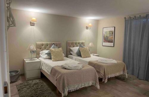 Pouzolles House | Lavande- Family Villa with Pool near Pezenas