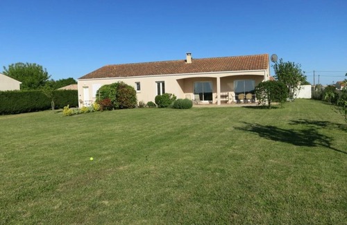 Etaules House | Lavender View is a cosy cottage for 2 with far reaching views