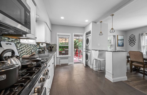 Irvington House | Lavish 3 Bedroom 1 Bath house-10 minutes to EWR/FREE parking for multiple cars.