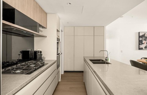 Brisbane Central Business District Apartment | Lavish 3 bedroom in Queens Wharf with car park